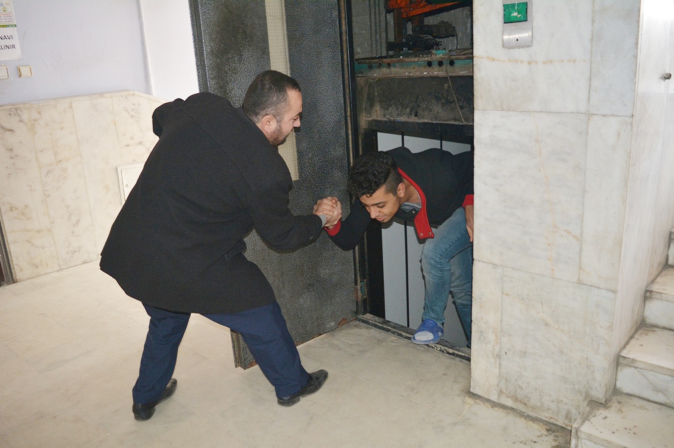 Elektrik kesintileri asansör fobisi oluşturuyor Elektrik kesintileri asansör fobisi oluşturuyor